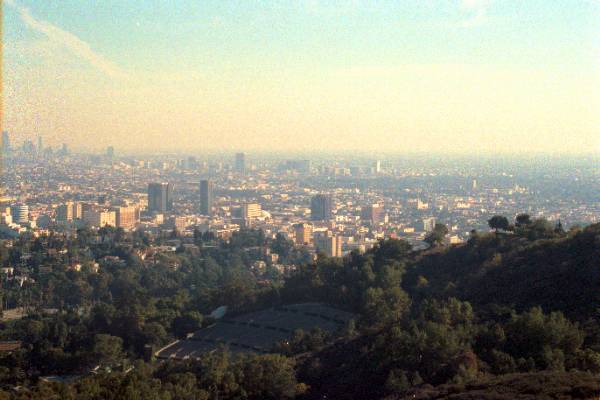 Braun verf&auml;rbter Himmel durch Smog &uuml;ber Downtown Los Angeles, &copy; Martyn Healy, Freefoto.com